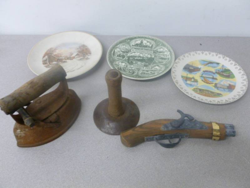 lot 42 image: Vintage Items