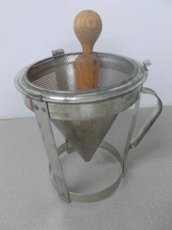 lot 77 image: Vintage Colander