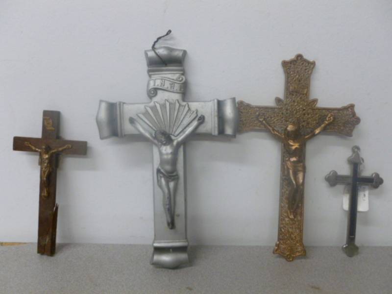 lot 94 image: Vintage Crucifix