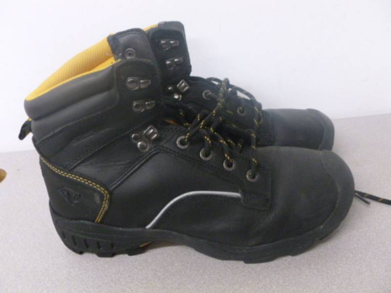 lot 113 image: Mens Work Boots