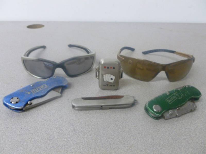 lot 117 image: Pocket Knives