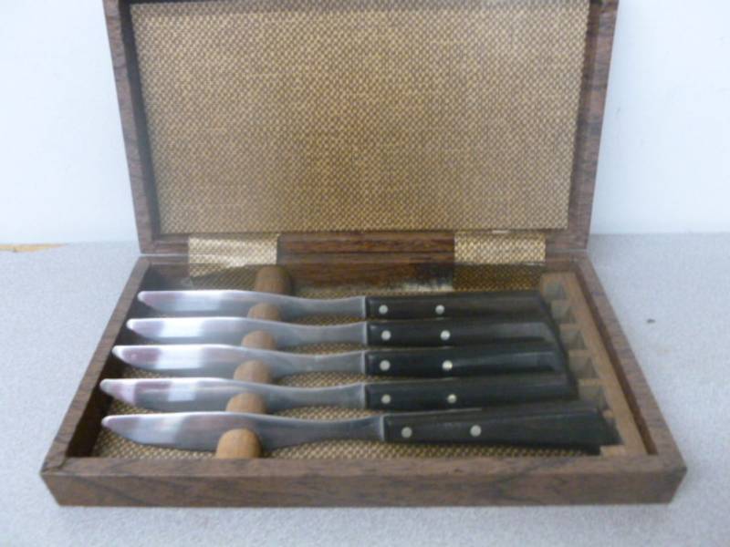 lot 123 image: Steak Knife Set