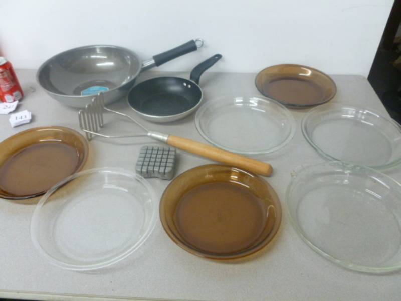 lot 143 image: Kitchen Items