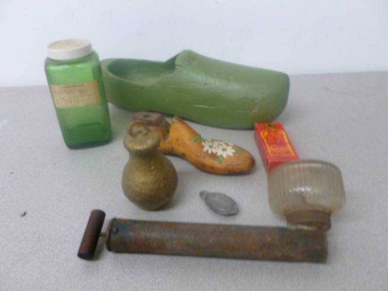 lot 194 image: Vintage Items