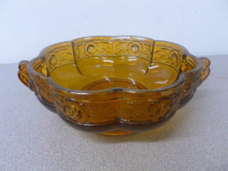 lot 215 image: Vintage Candy Dish