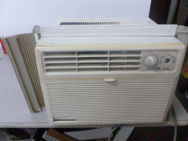 lot 266 image: Window Air Conditioner