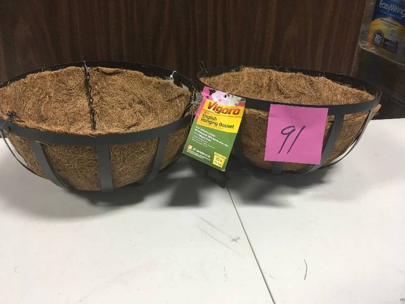 lot 91 image: Vigoro 12 in. Metal English Hanging Basket in Good Condition