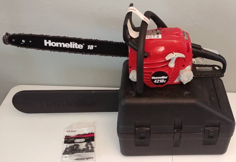 lot 10 image: 18 gas Chainsaw with Hard Case, Homelite