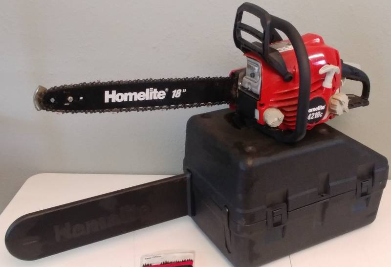 lot 11 image: 18 gas Chainsaw with Hard Case, Homelite