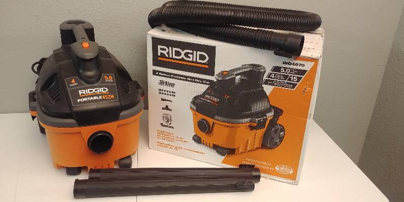 lot 20 image: Ridged 4gal 5hp Portable WetDry Vac.