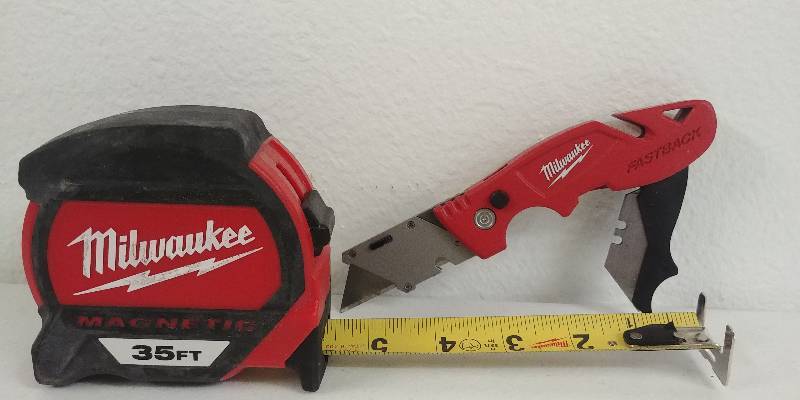 lot 57 image: Milwaukee 35 Tape Measure PLUS Flip Blade