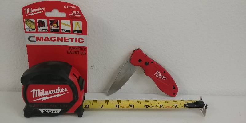 lot 64 image: Milwaukee 25 Tape Measure PLUS Flip Knife