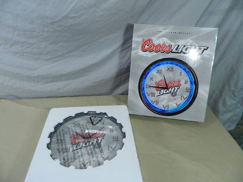 lot 60 image: Coors Light Beer Lighted Plasma Clock