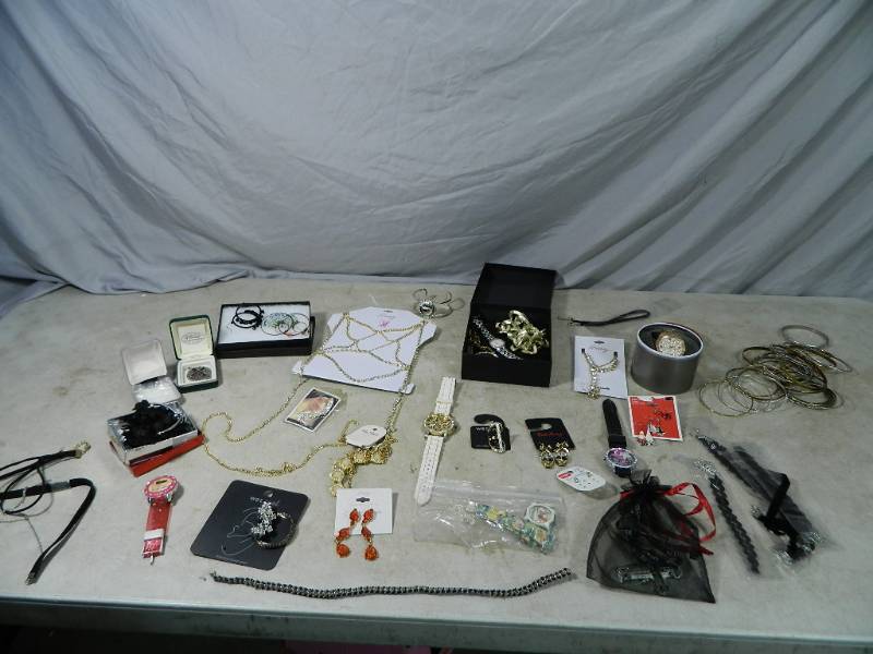 lot 70 image: Estate Jewelry
