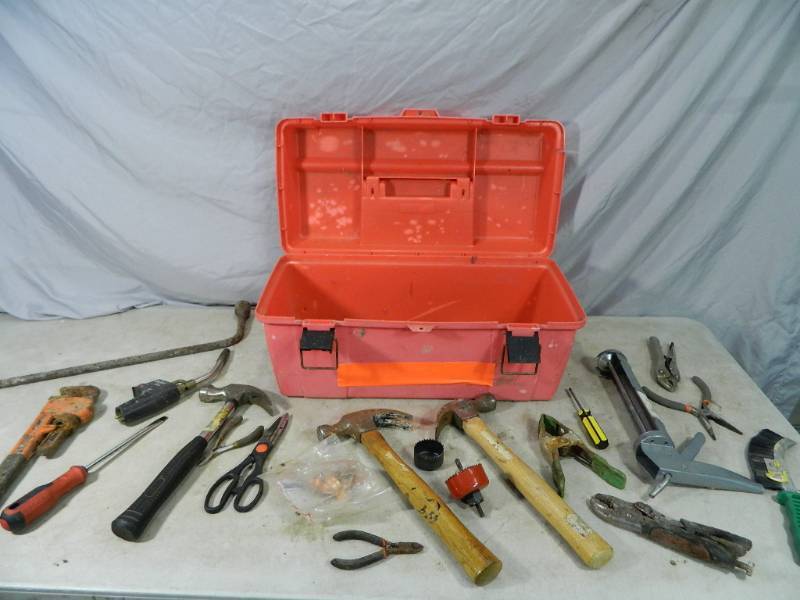 lot 72 image: Plastic Toolbox Full of Tools