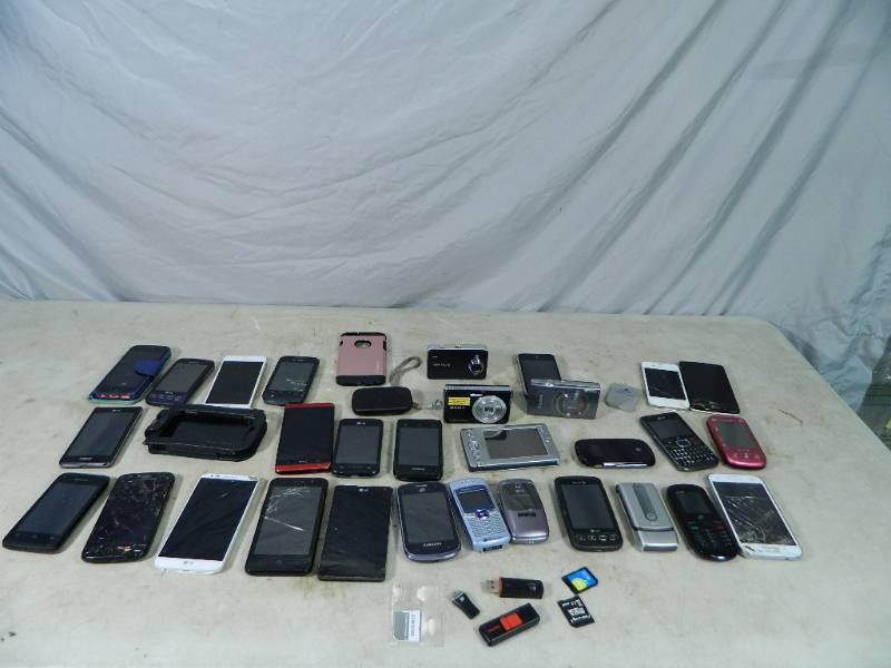 lot 86 image: Cellphones, Cameras, and More