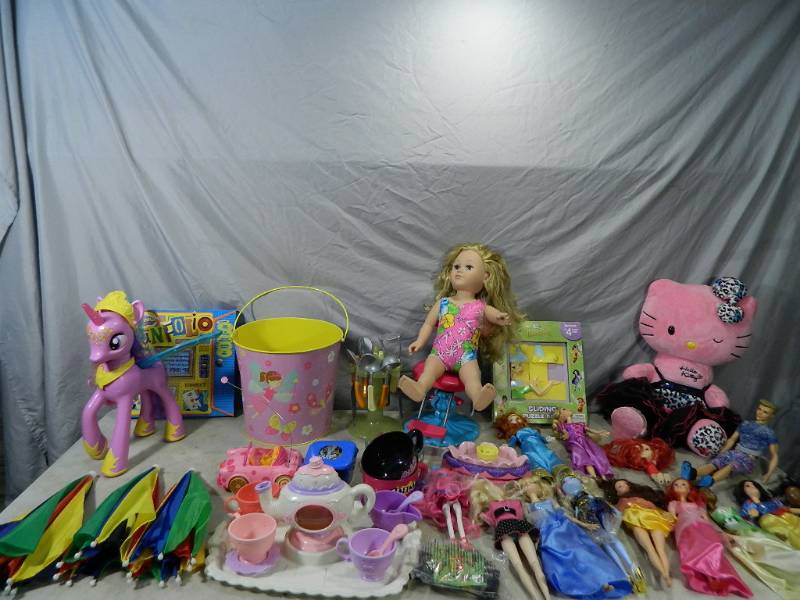 lot 121 image: Dolls and Toys