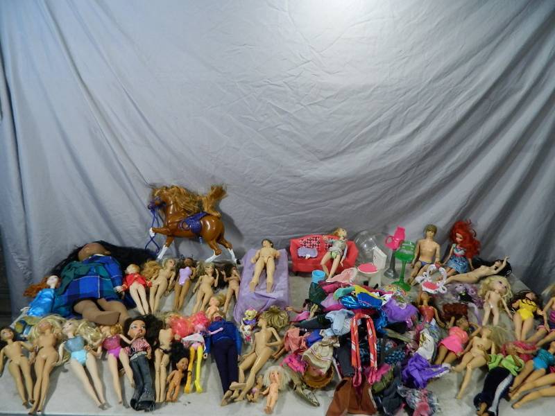 lot 126 image: Dolls and Accessories