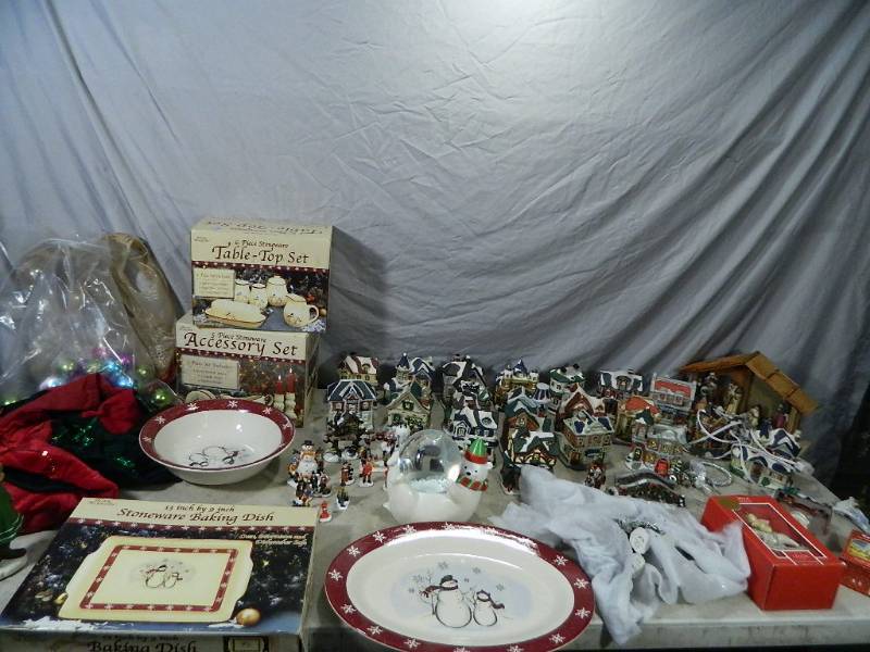 lot 139 image: Christmas Items