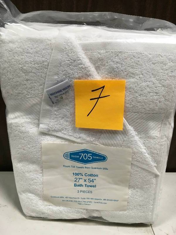 lot 7 image: New Set of 3 Bath Towels White 27 x 54