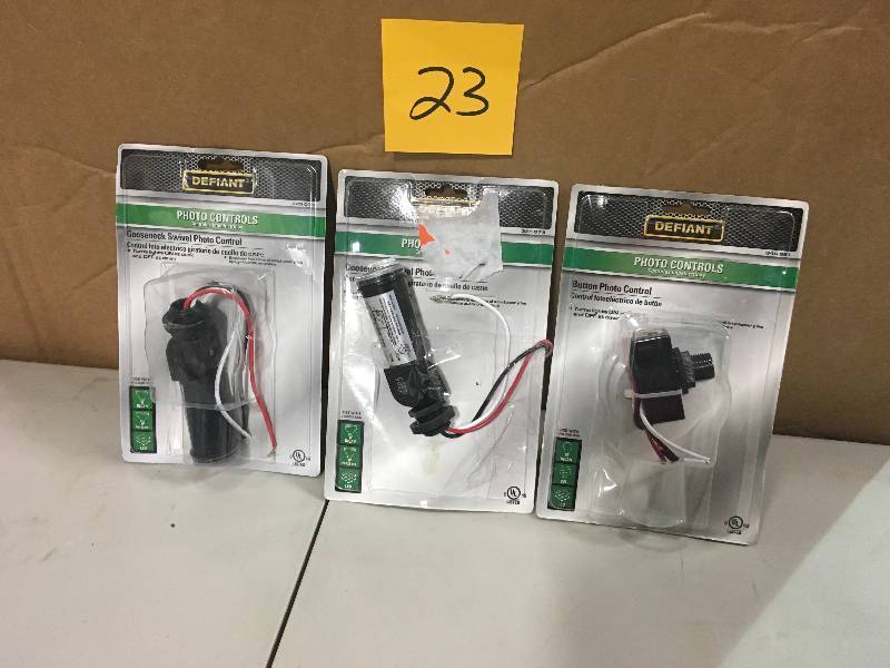 lot 23 image: Lot of 3 Defiant assorted photo control items