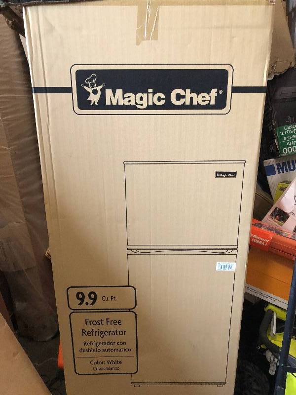 lot 139 image: Magic Chef 9.9 cu. ft. Top Freezer Refrigerator in White New