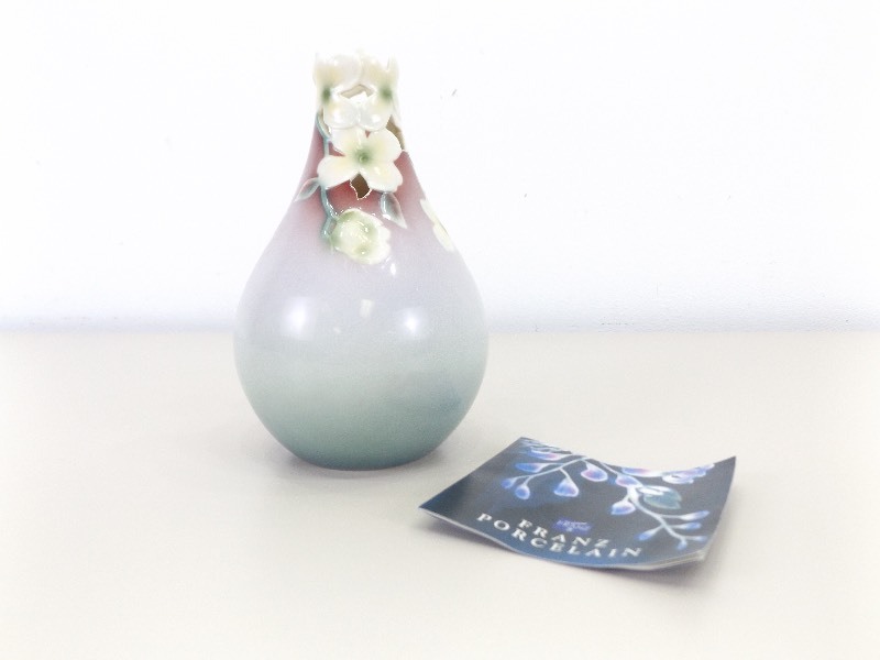 lot 36 image: Vintage Franz Porcelain Dogwood Flower Vase
