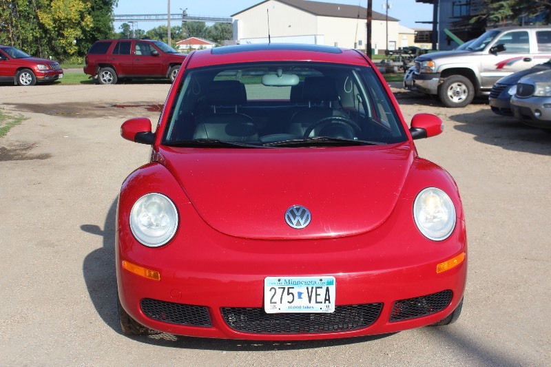 lot 2843 image: 2008 Volkswagen New Beetle