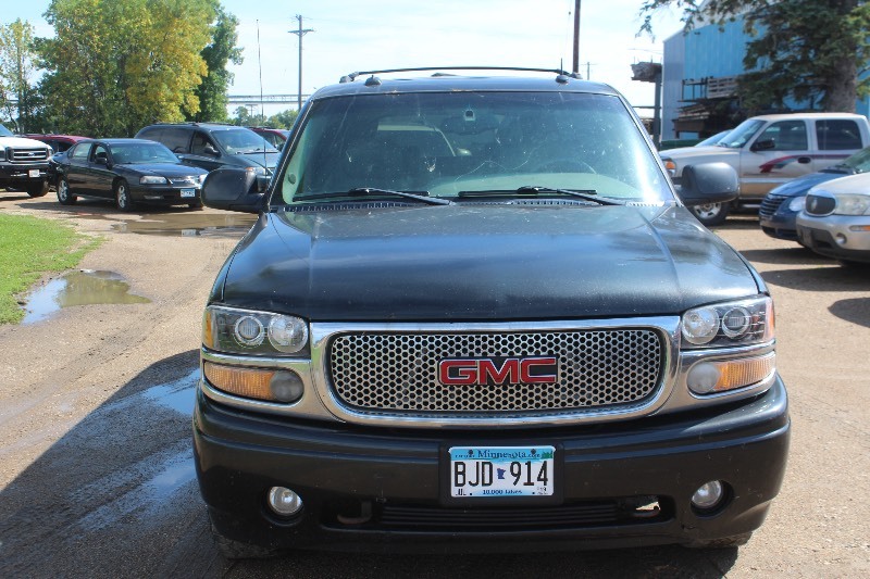 lot 2855 image: 2003 GMC Yukon XL 1500 Denali 4x4