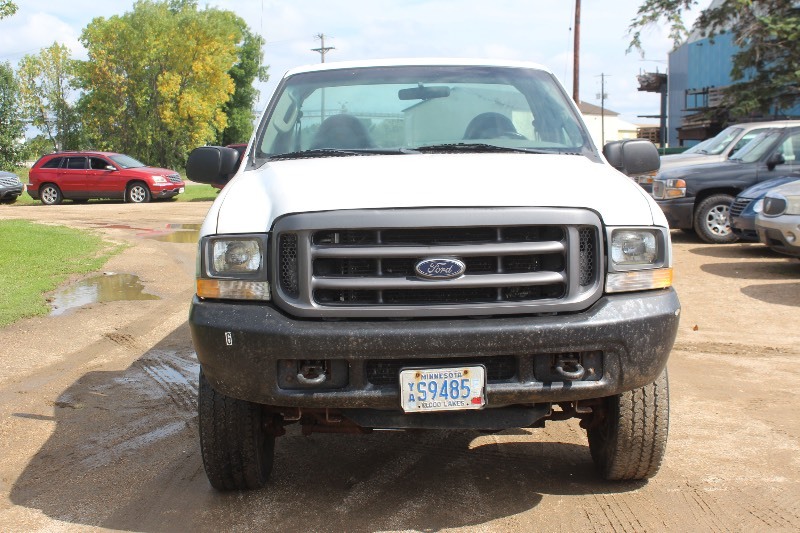 lot 2863 image: 2004 Ford F350 Super Duty 4x4 5.4l V8 - One Owner -