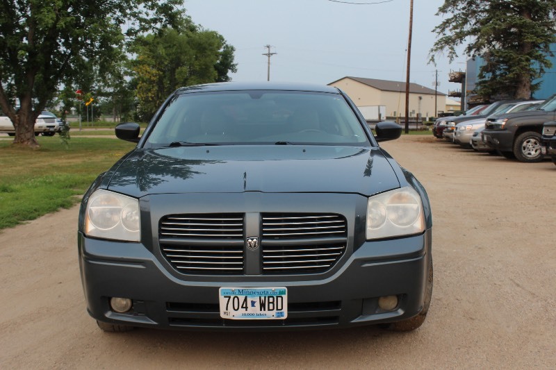 lot 2865 image: 2006 Dodge Magnum SE