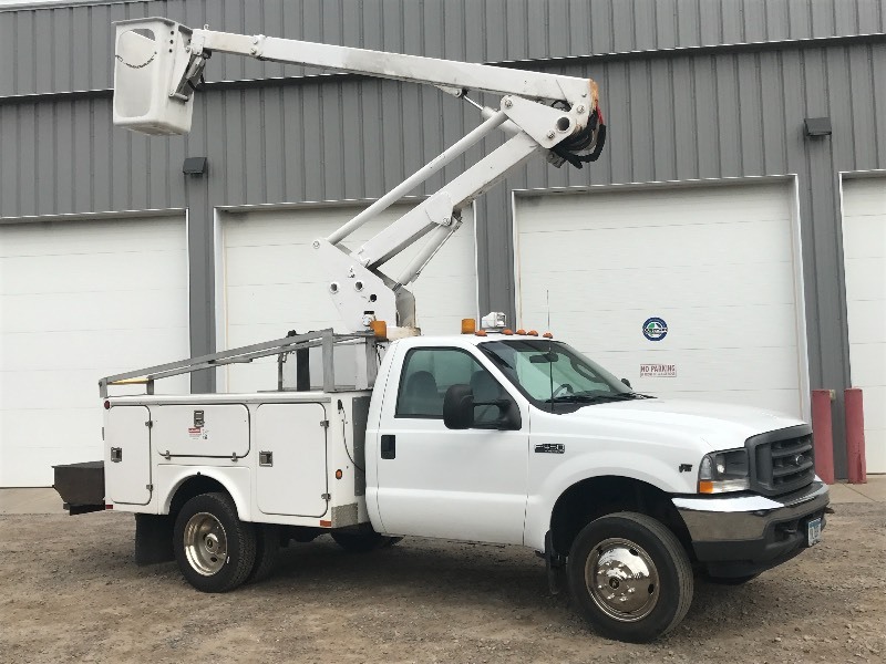 lot 1 image: 2003 Ford F.450 Contractors Bucket Truck---NO RESERVE