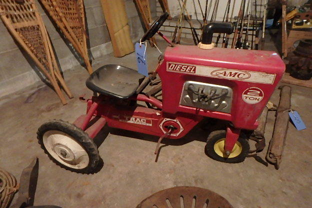 lot 16 image: Pedal Tractor
