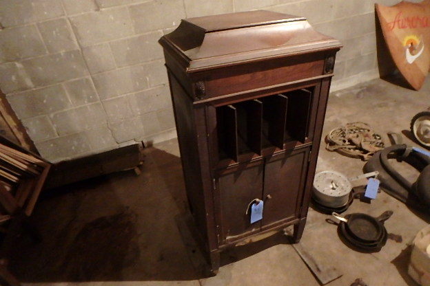 lot 24 image: Old Phonograph