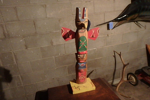 lot 31 image: Old Totem Pole Souvenir