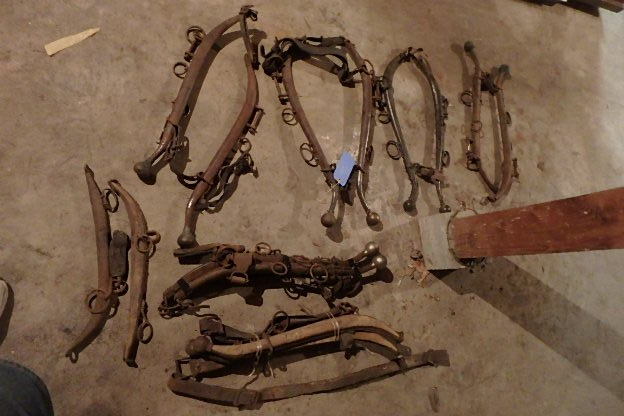 lot 40 image: Lot of Hames