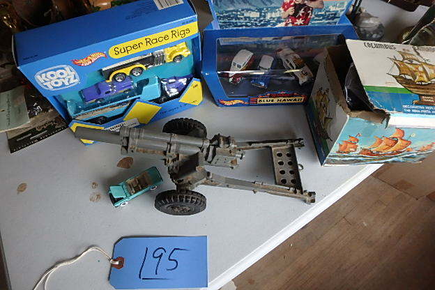 lot 195 image: Toys