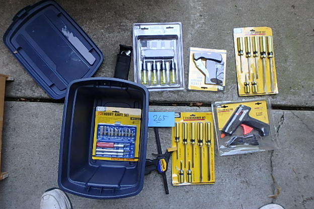 lot 265 image: Lot of New Tools