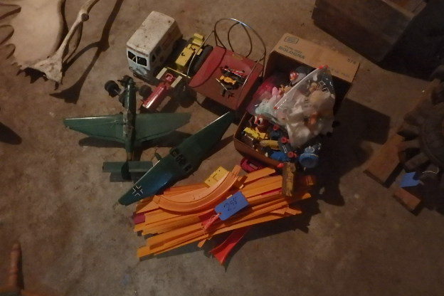 lot 298 image: Lot of Old Toys