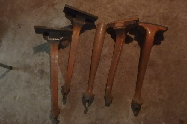 lot 322 image: Legs, no Table