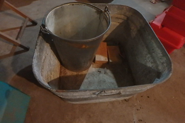 lot 325 image: Galvanized Tub and Pail