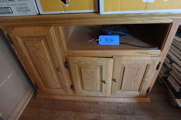 lot 306 image: Oak Cabinet