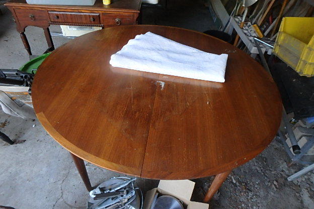 lot 334 image: Round Table