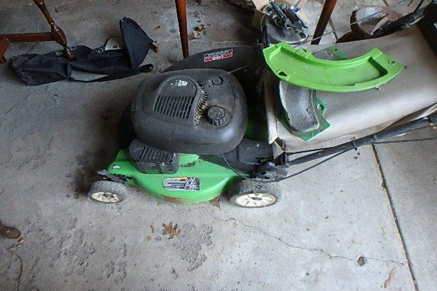 lot 335 image: Lawn Mower