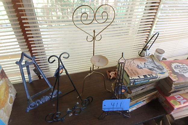 lot 411 image: Stuff