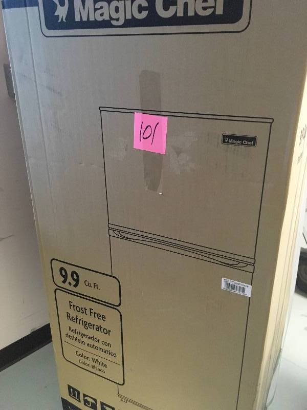 lot 101 image: Magic Chef 9.9 cu. ft. Top Freezer Refrigerator in White new