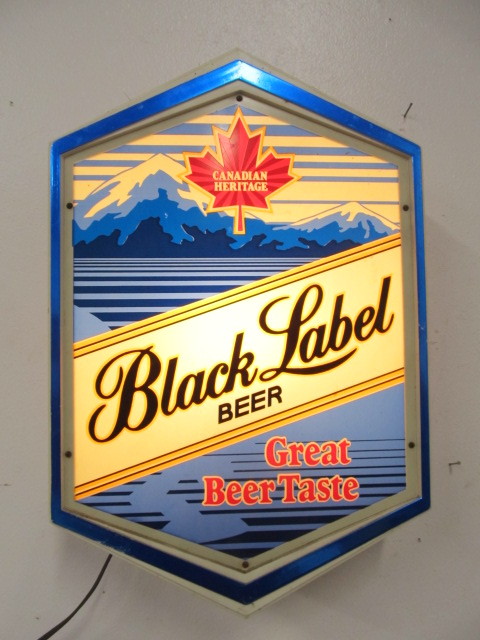 lot 149 image: Working Vintage Lighted BLACK LABEL Canadian Beer Sign