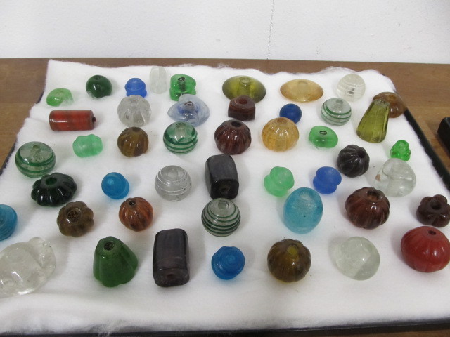 lot 152 image: Group of LARGE Old Vintage Hand Made Art Glass Beads