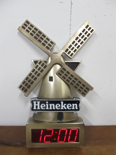 lot 153 image: Working Vintage Lighted HEINEKEN Beer Sign Clock
