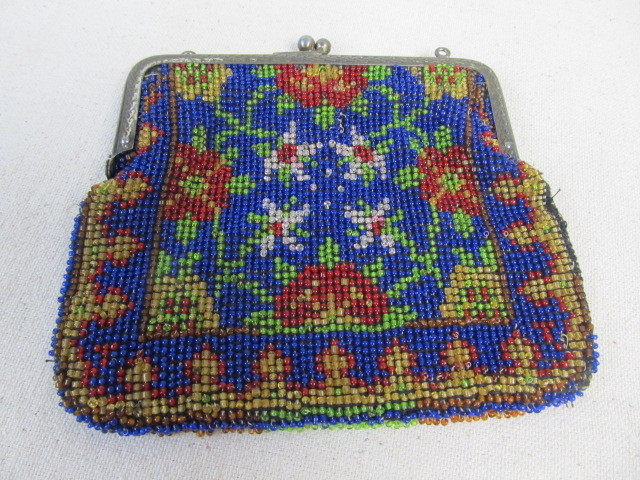 lot 10 image: Vintage 1920s German Beaded Purse